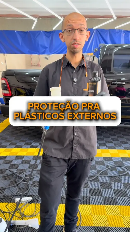 Capa do vídeo de @aurumesteticaautomotivapp: Protege plásticos externos e pneus
